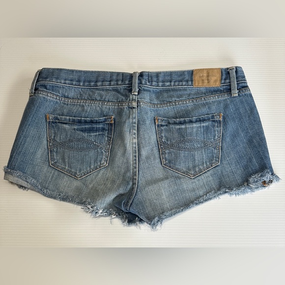 ABERCROMBIE FITCH ripped ladies denim jean shorts Size 8 - Picture 3 of 6